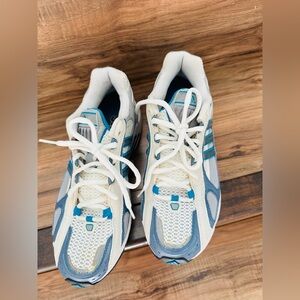 Adidas, athletic shoes sneakers，running shoes women size 7.5